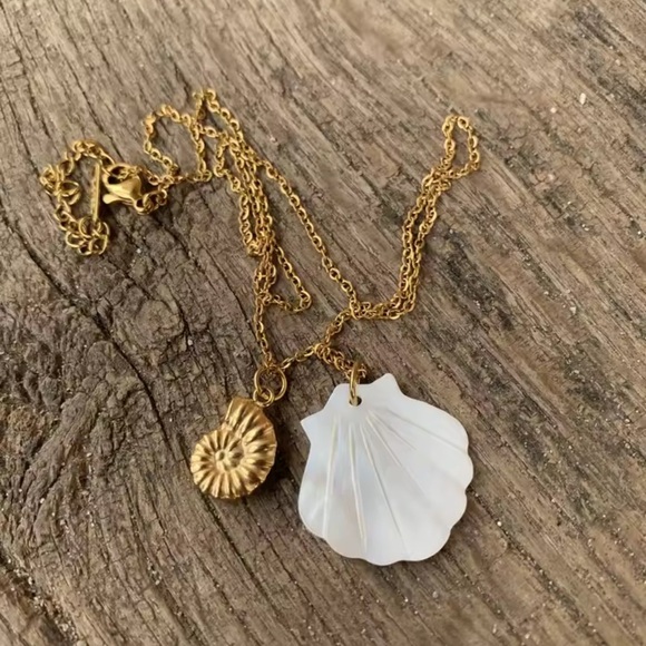Ocean Gold Seashell White Shell 18K Gold Stainless Steel Waterproof Necklace - Picture 1 of 7
